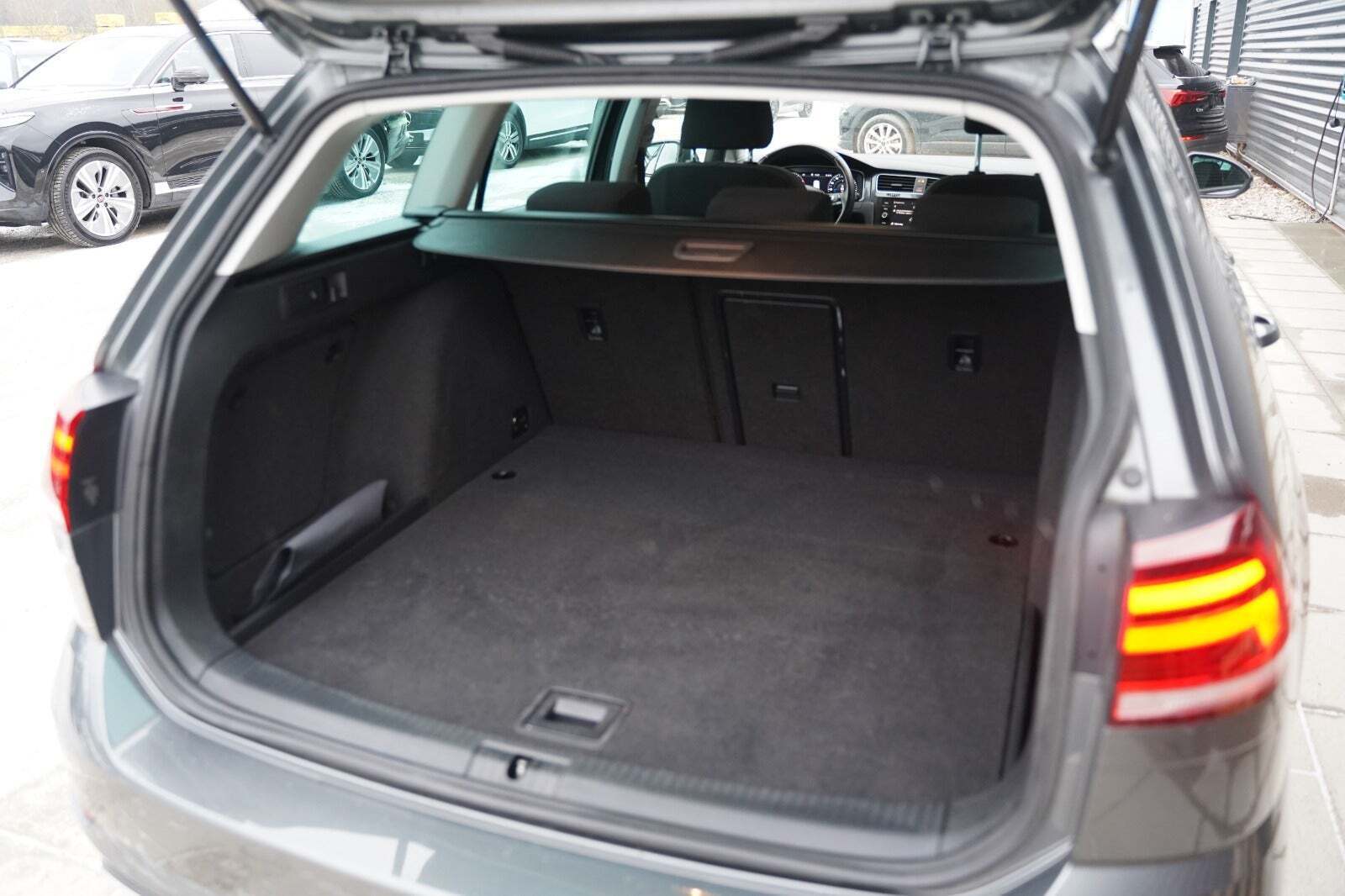 Grå VW Golf VII fra 2018