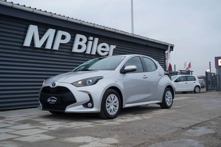 Sølv Toyota Yaris fra 2021 set udefra