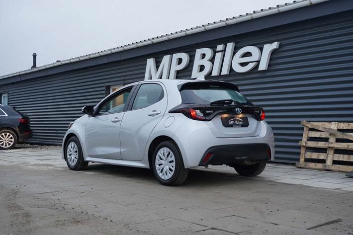 Sølv Toyota Yaris fra 2021