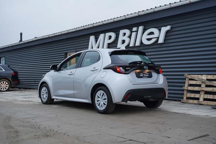 Sølv Toyota Yaris fra 2021
