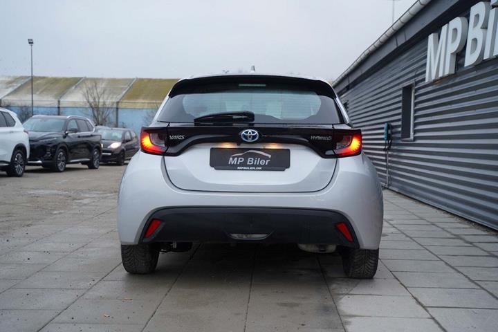Sølv Toyota Yaris fra 2021