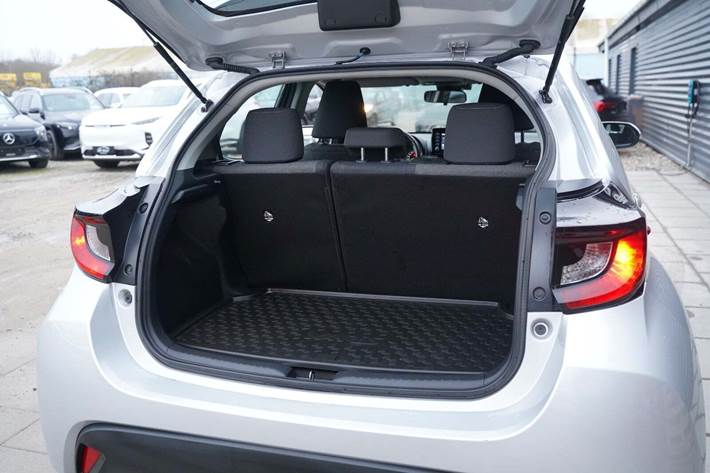 Sølv Toyota Yaris fra 2021