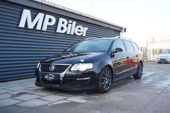 Sort VW Passat fra 2007 set udefra
