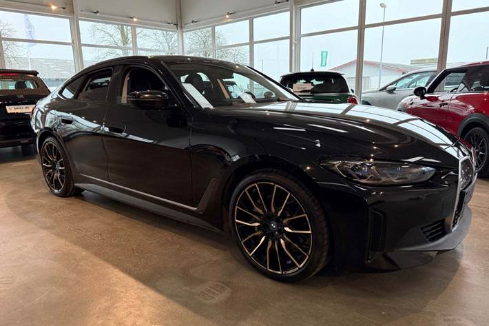 Sort BMW i4 fra 2024 set udefra