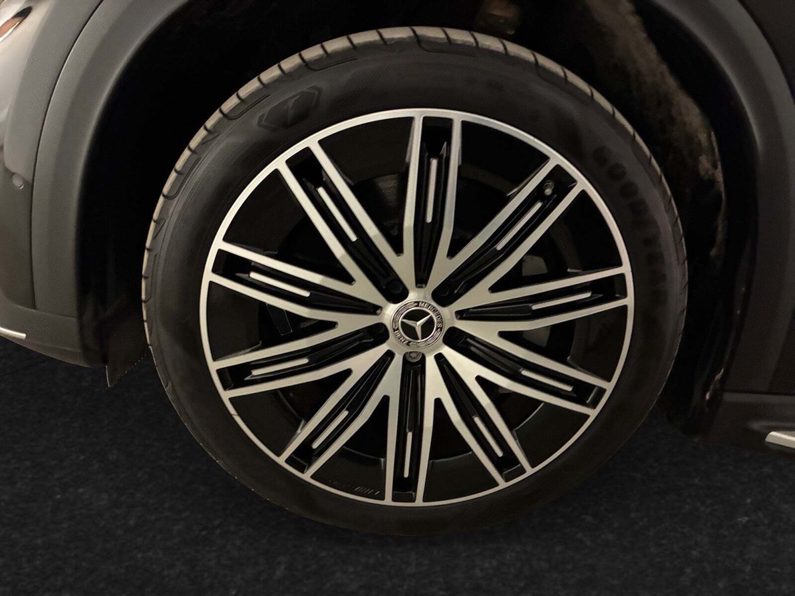 Sort Mercedes EQE350 SUV fra 2025