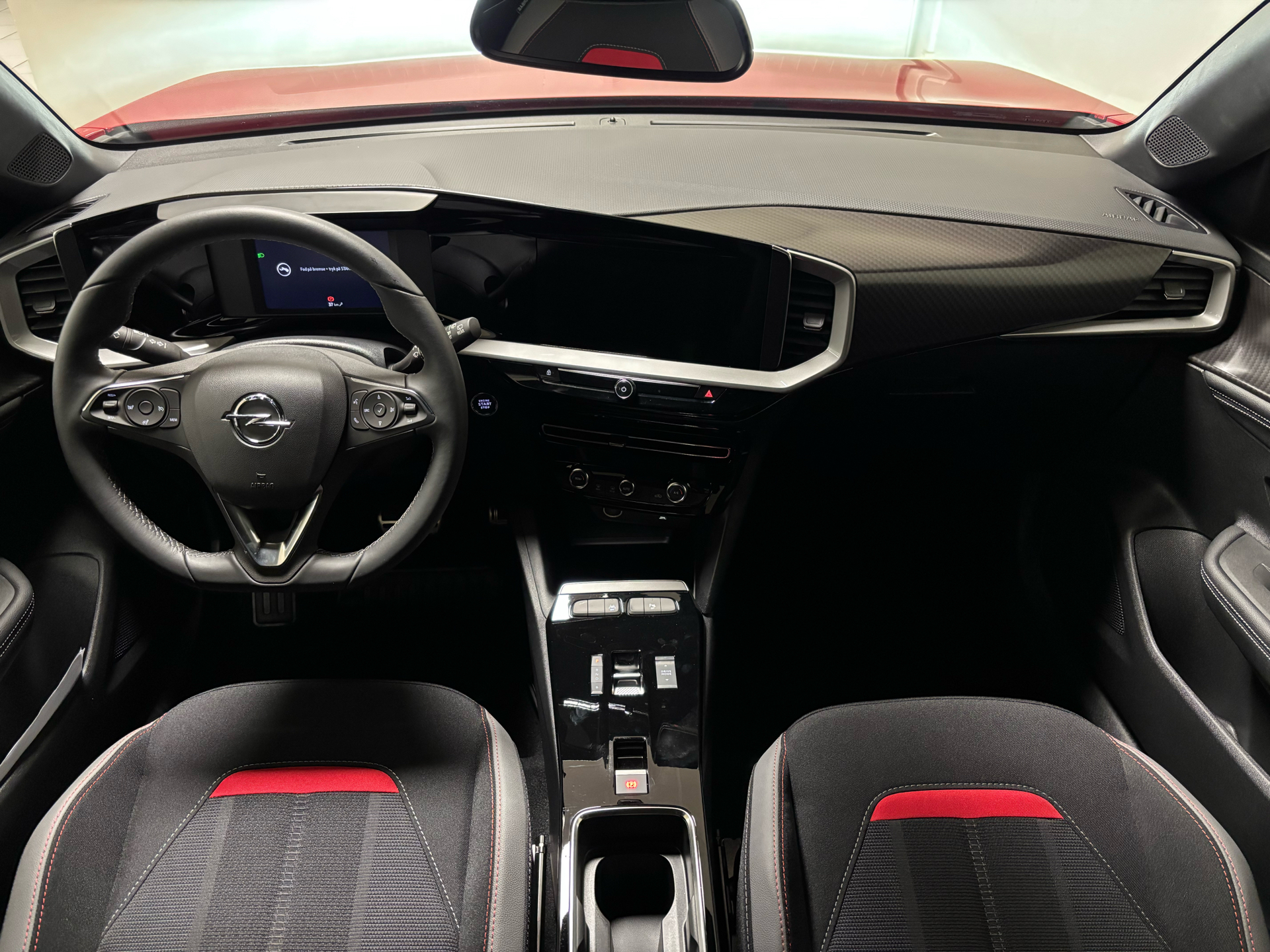 Rød Opel Mokka-e fra 2023