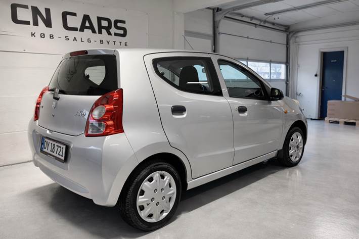 Sølv Suzuki Alto fra 2011