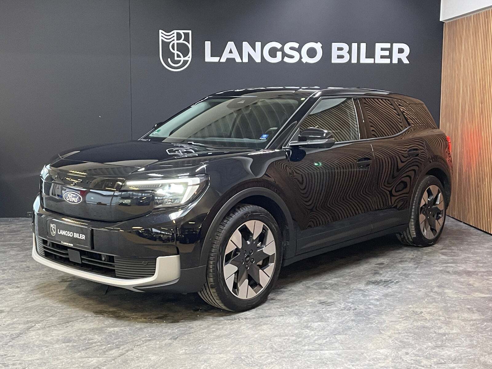 Ford Explorer 77 Premium Extended Range