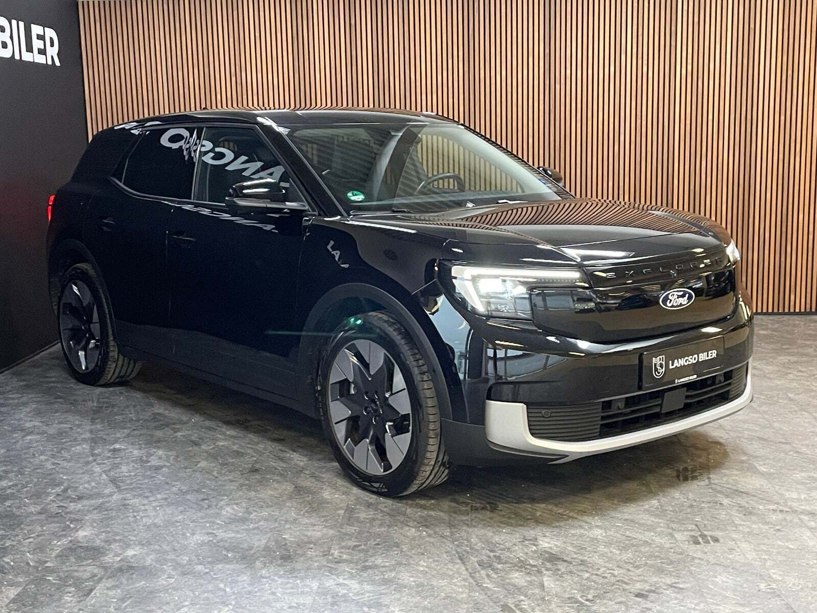 Ford Explorer 77 Premium Extended Range