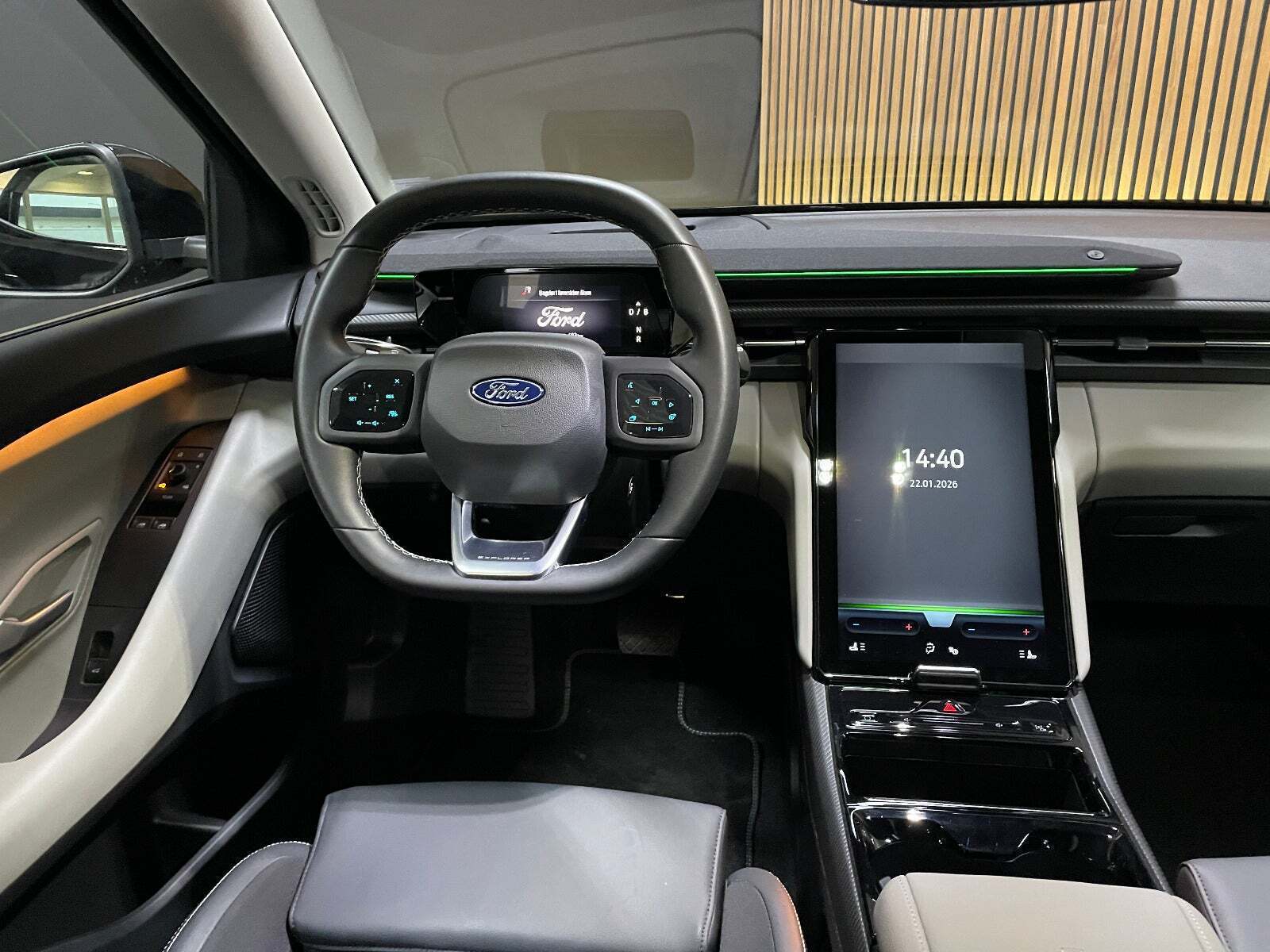 Ford Explorer 77 Premium Extended Range