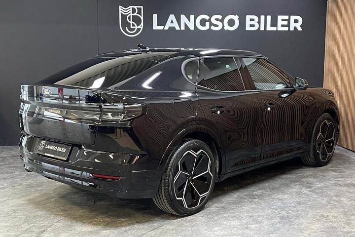 Sort Ford Capri fra 2025