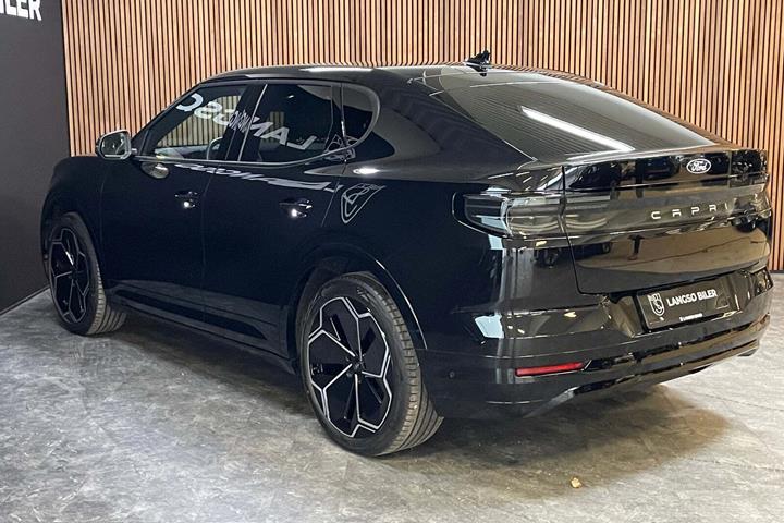 Sort Ford Capri fra 2025