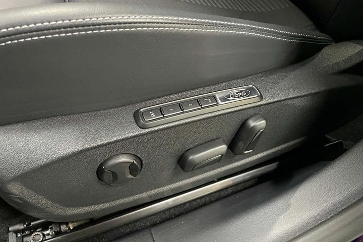 Sort Ford Capri fra 2025