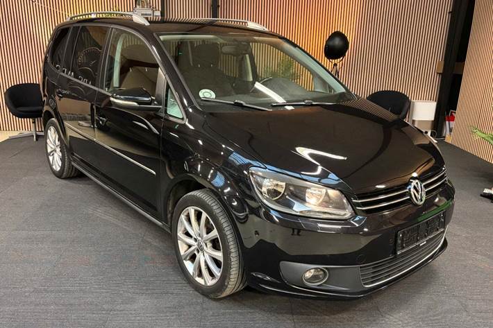 Sort VW Touran fra 2015 set udefra