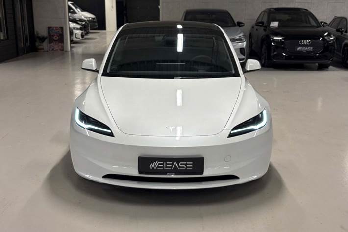 Hvid Tesla Model 3 fra 2024