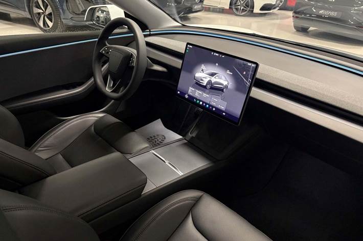 Hvid Tesla Model 3 fra 2024