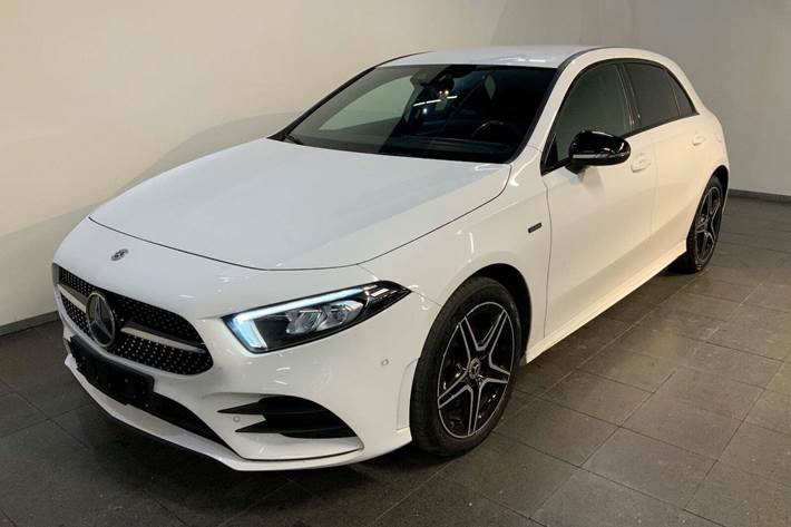 Hvid Mercedes A250 e fra 2021 set udefra