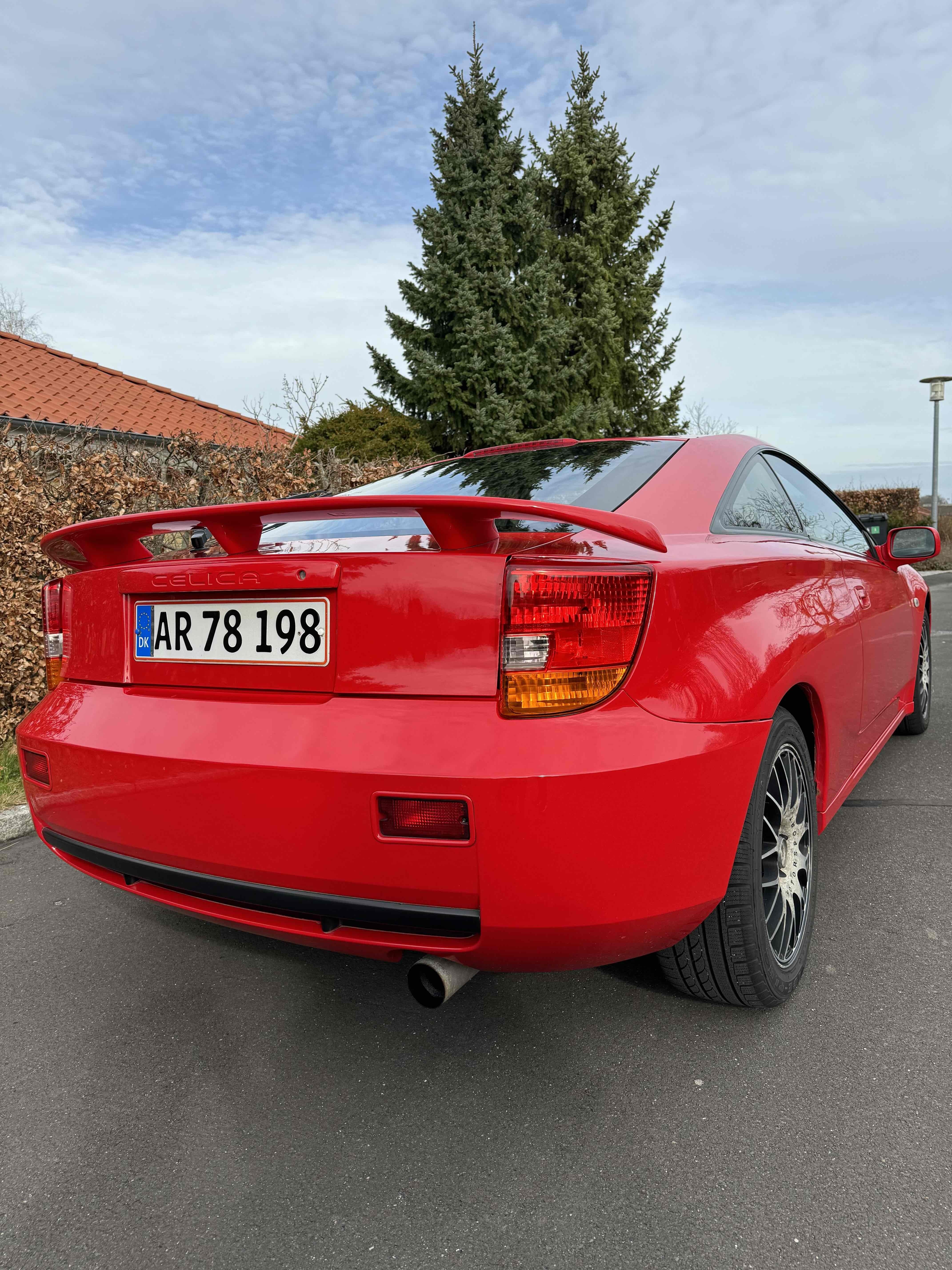 Rød Toyota Celica fra 2000