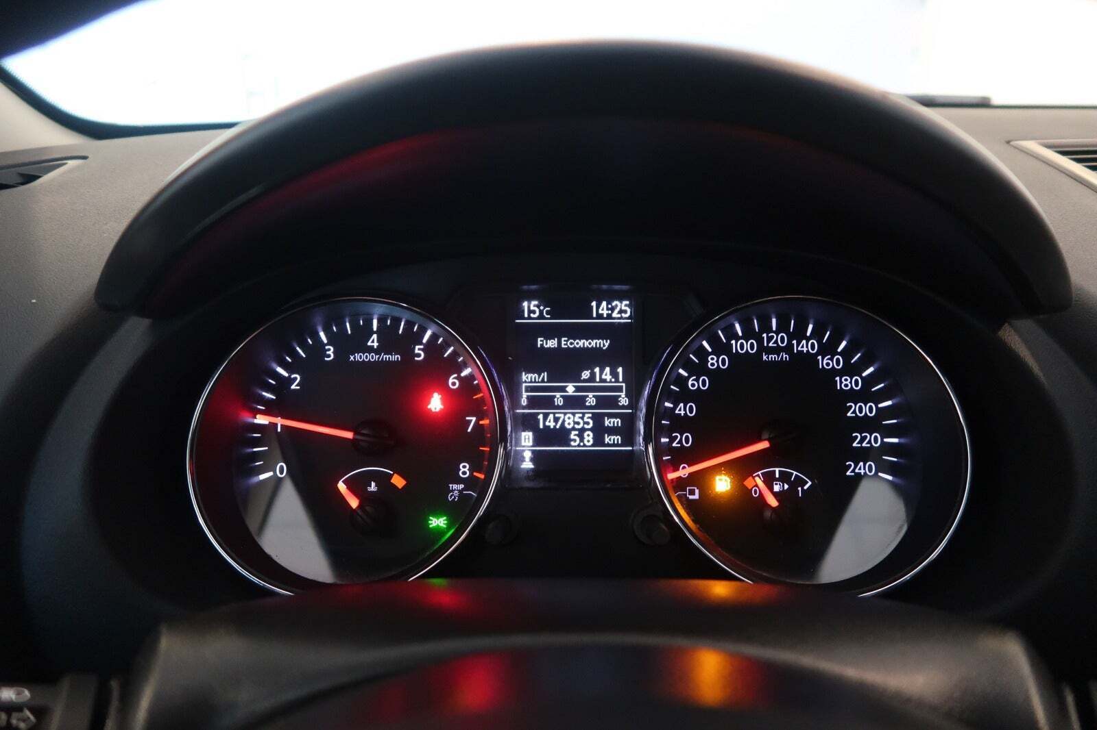 Grå Nissan Qashqai fra 2012