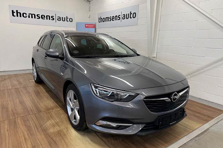 Grå Opel Insignia fra 2018 set udefra