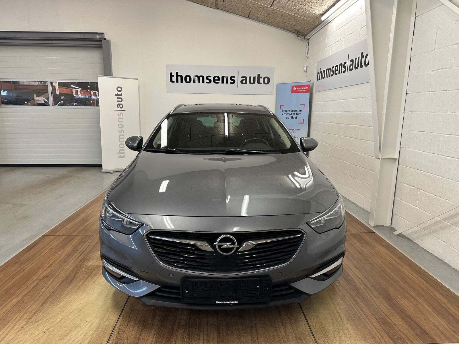 Grå Opel Insignia fra 2018