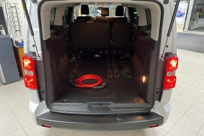 Hvid Peugeot e-Traveller fra 2023