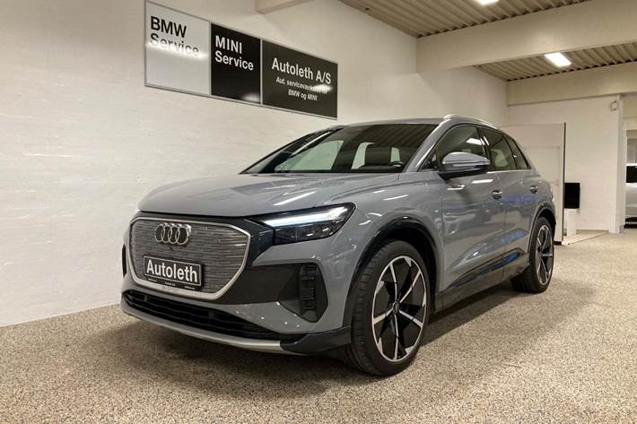 Grå Audi Q4 e-tron fra 2023 set udefra