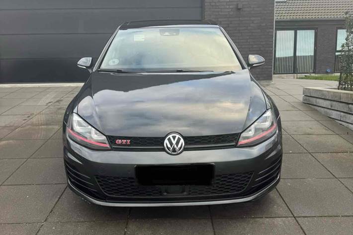Grå VW Golf VII fra 2026