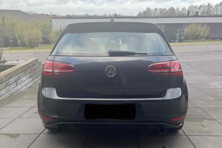 Grå VW Golf VII fra 2026