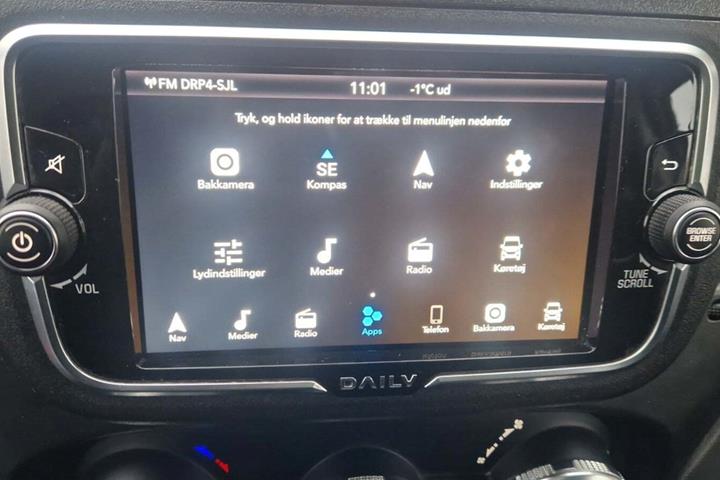 Hvid Iveco Daily fra 2023 set indefra