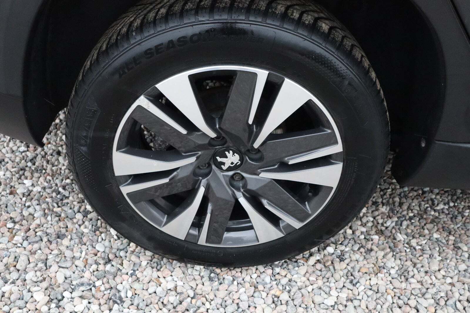 Grå Peugeot 2008 fra 2018