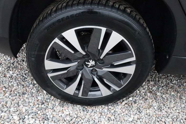 Grå Peugeot 2008 fra 2018