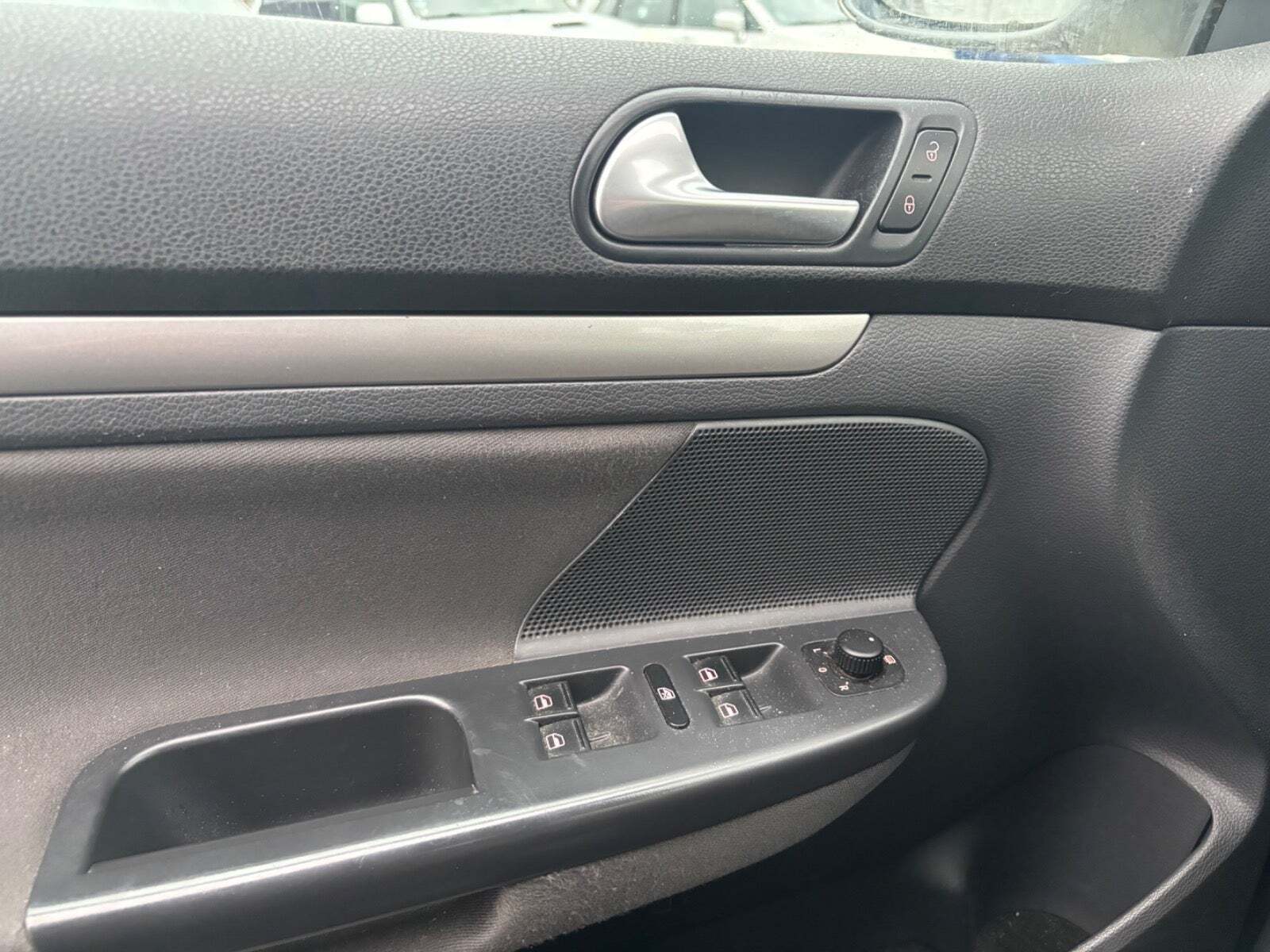 Grå VW Golf V fra 2007