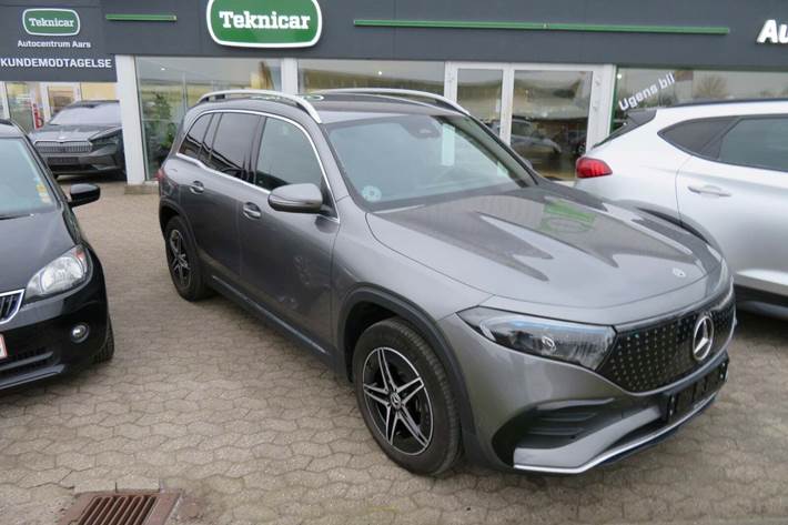 Grå Mercedes EQB250+ fra 2024 set udefra