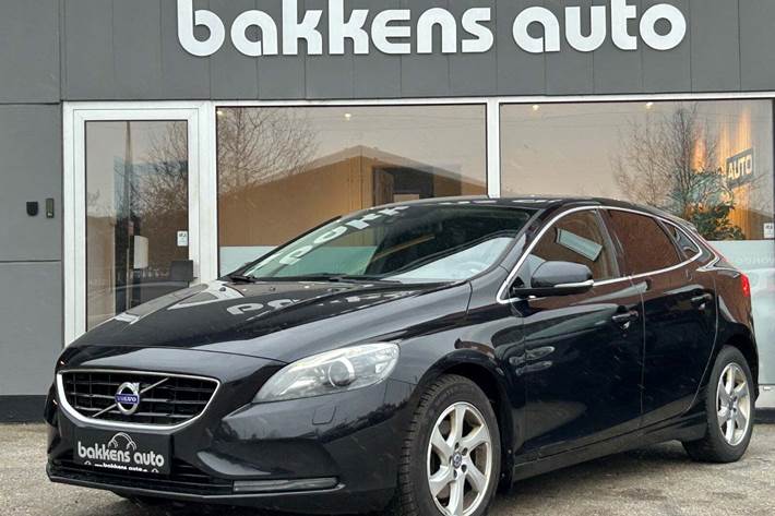 Sort Volvo V40 fra 2014 set udefra