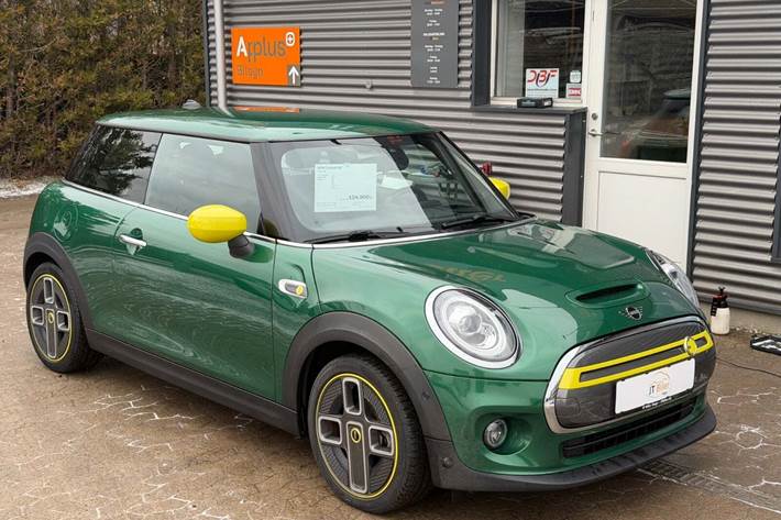Grøn Mini Cooper SE fra 2020 set udefra