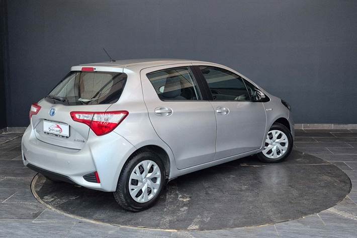 Sølv Toyota Yaris fra 2019
