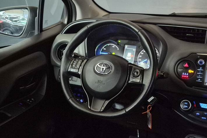 Sølv Toyota Yaris fra 2019