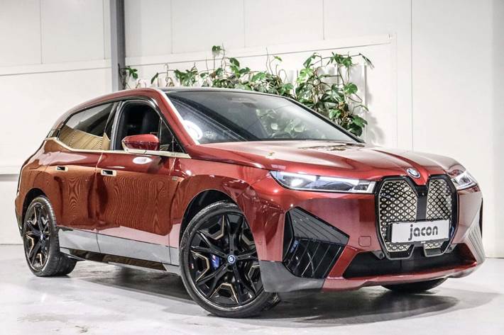 Rød BMW iX fra 2023 set udefra