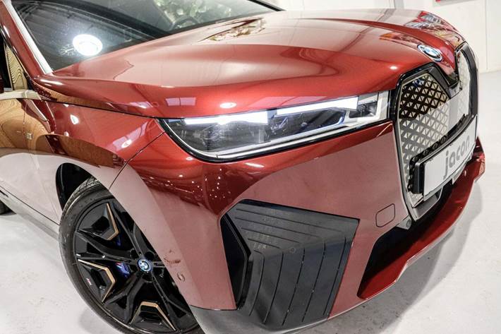 Rød BMW iX fra 2023