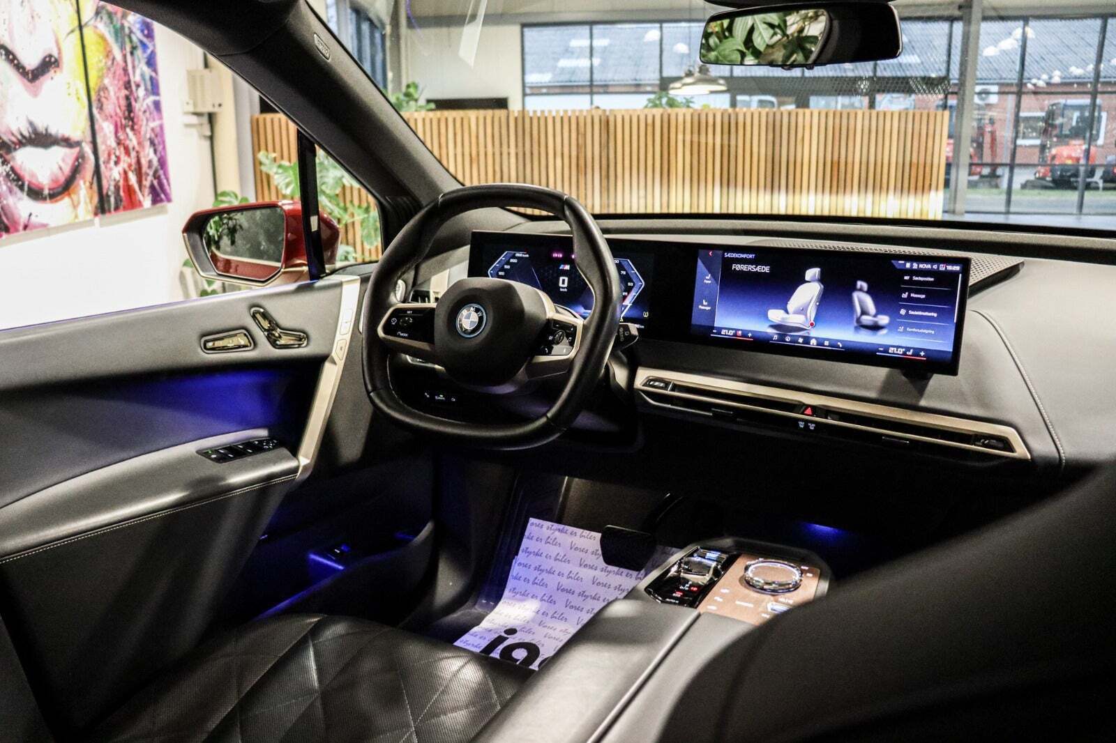 Rød BMW iX fra 2023