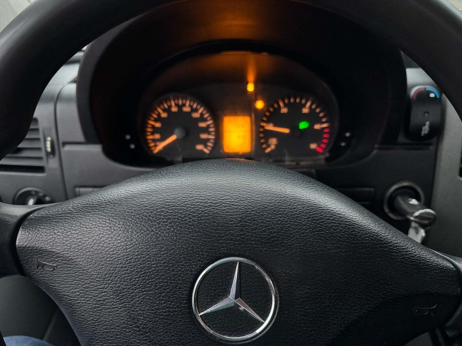 Gul Mercedes Sprinter 316 fra 2015