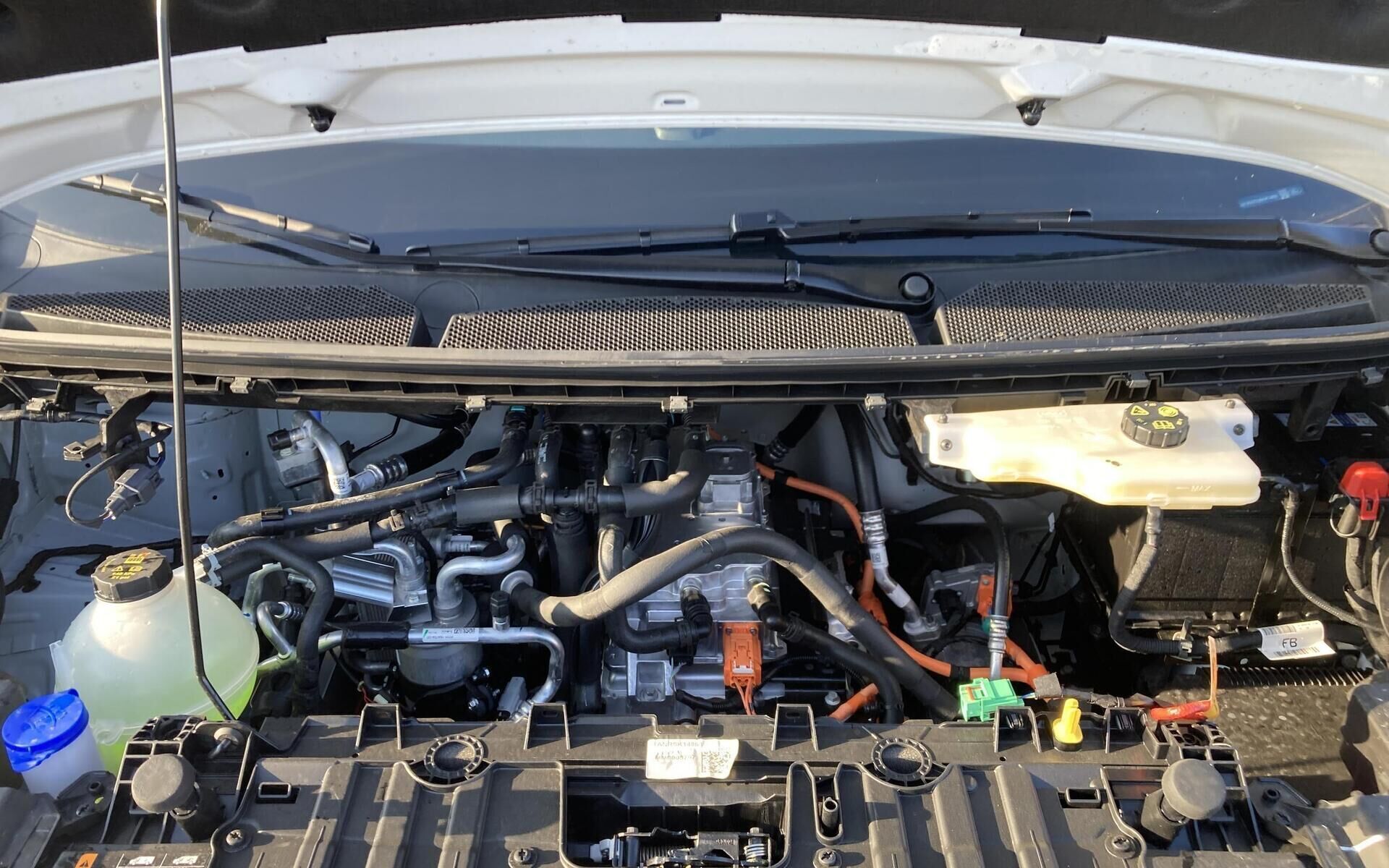 Hvid Ford E-Transit Custom fra 2025