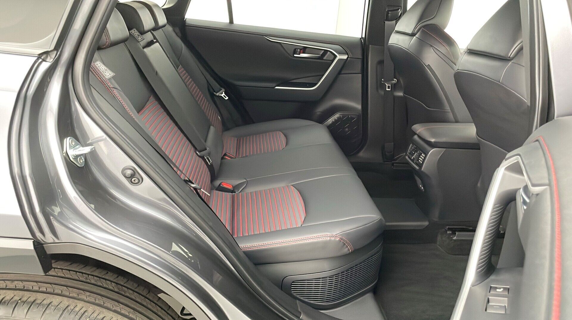 Grå Toyota RAV4 Plug-in fra 2024