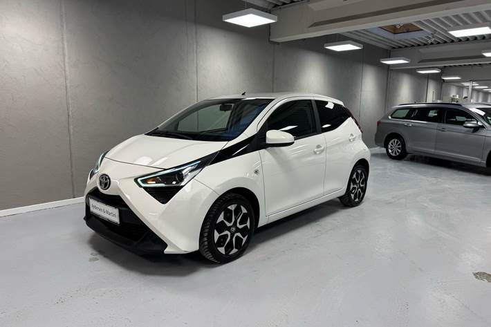 Hvid Toyota Aygo fra 2020 set udefra