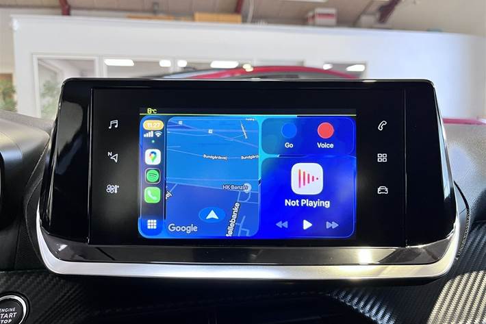 Grå Peugeot e-208 fra 2021