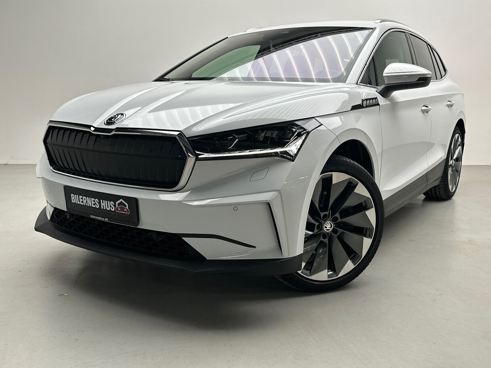Hvid Skoda Enyaq fra 2021