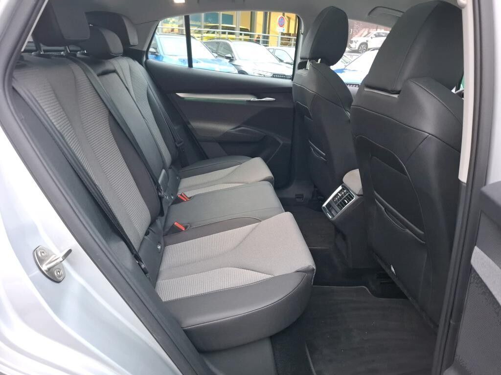 Grå Skoda Enyaq fra 2022