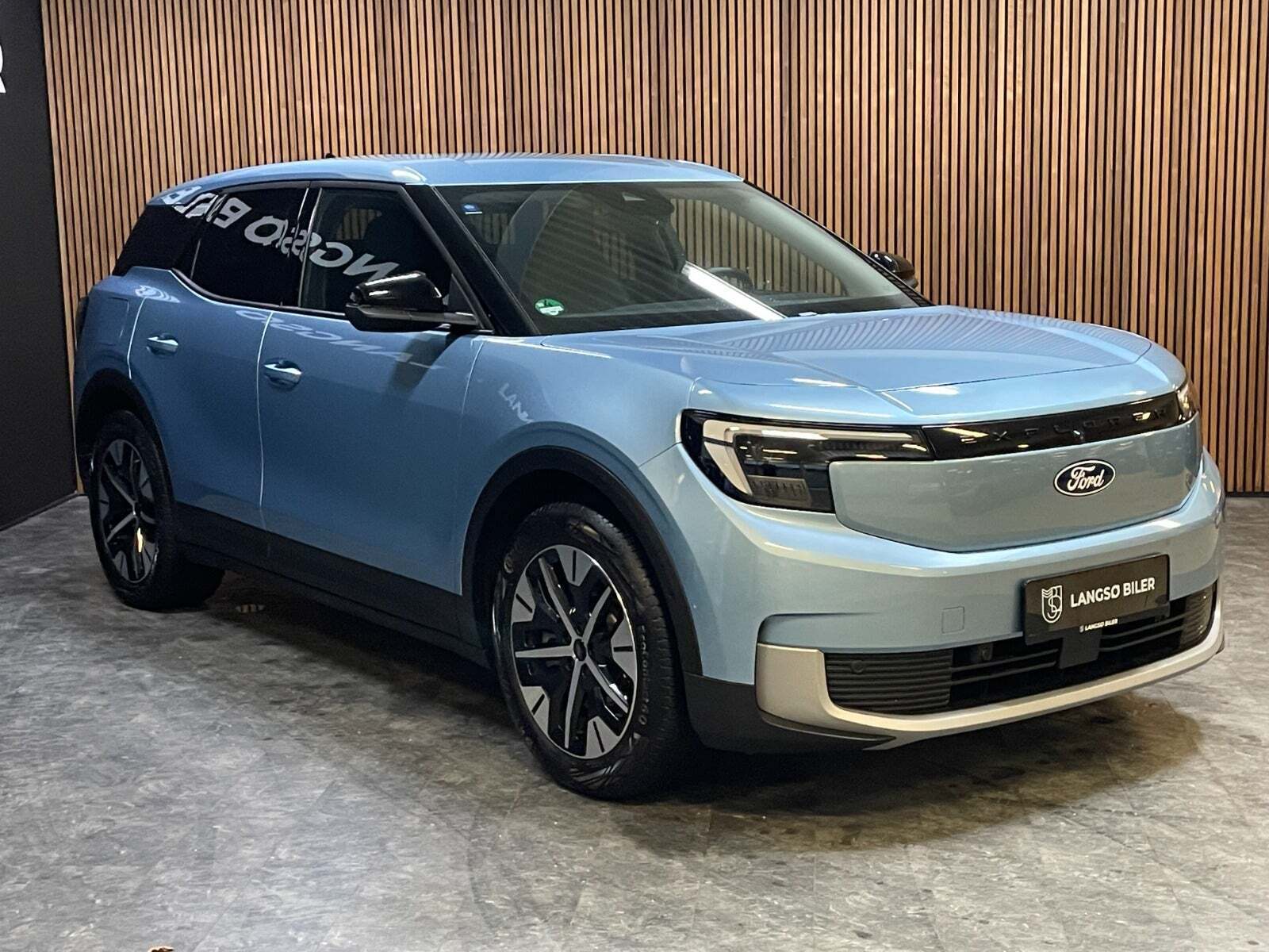 Ford Explorer 77 Select Extended Range