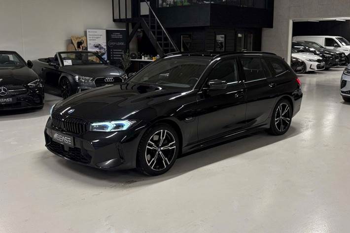 Sort BMW 330e fra 2022 set udefra